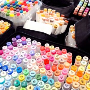 photo du matériel de dessin à l'atelier manga de Kuru marqueurs à alcool